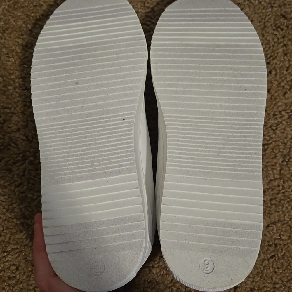 Women's Disney Minnie Mouse Sneakers Size 9 NWOT - Picture 5 of 7